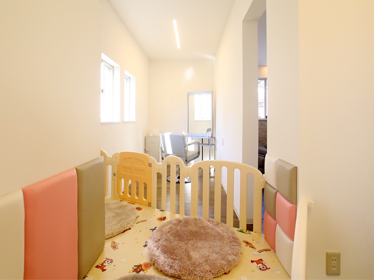 【上郷】≪社会保険完備・月10日休み・営業時間18時まで・実働8時間≫ママさん美容師の方大歓迎！自分のライフスタイルに合わせて働くことができ、半個室もある地域密着型サロン「hair salon id.（ヘアーサロンイド）」からスタイリスト（美容師）の求人☆★☆