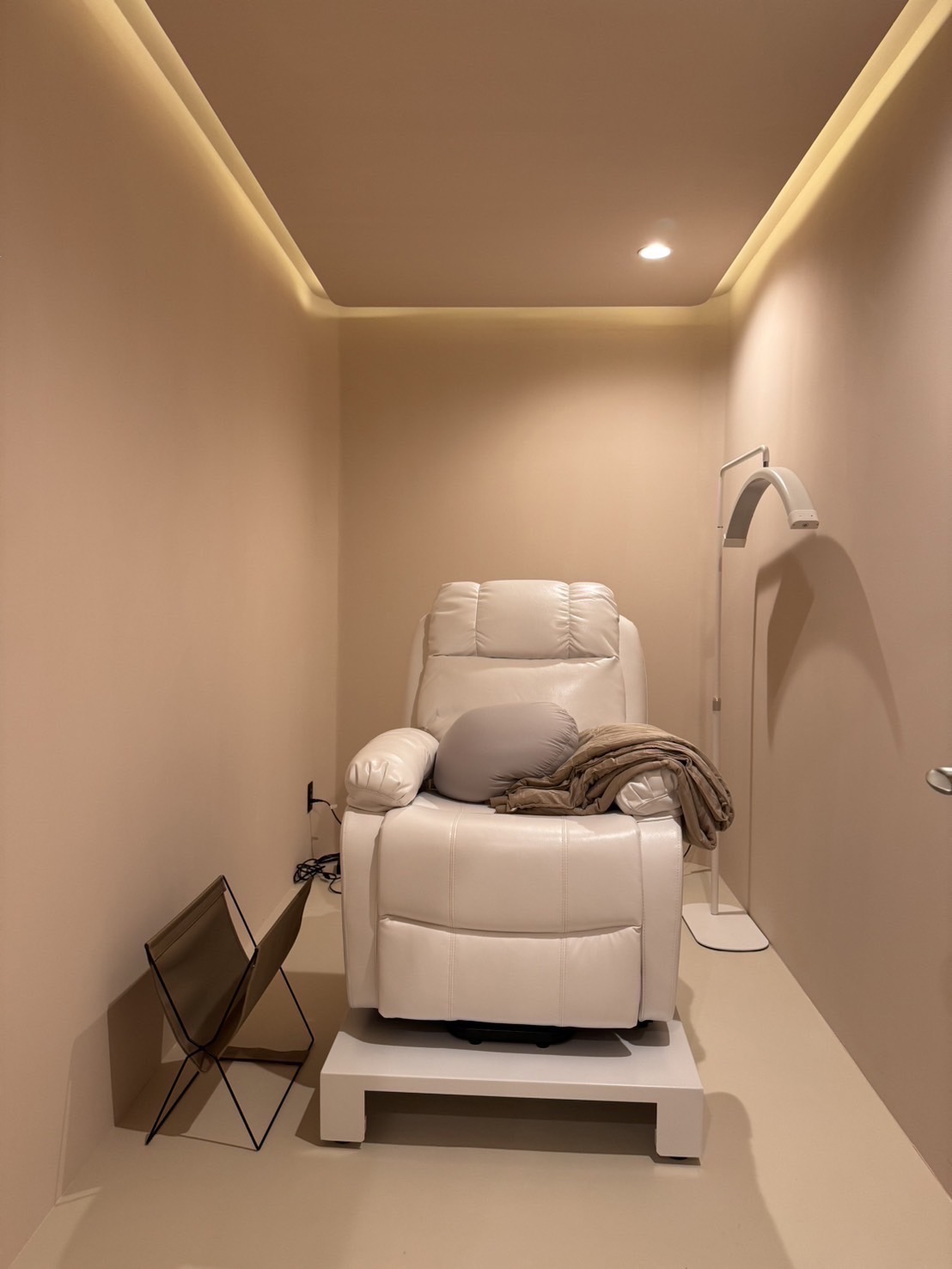 【麻布十番】≪完全週休2日制≫≪土日祝休みOK≫≪マンツーマン接客≫≪社会保険完備≫完全個室のおしゃれサロン！正社員でも自由にシフトを組むことができるため、プライベートも大切にしながら働くことができます。「THLEE（スリー）」よりアイリスト（まつげエクステ・まつげパーマ・アイブロウ）の求人☆★☆