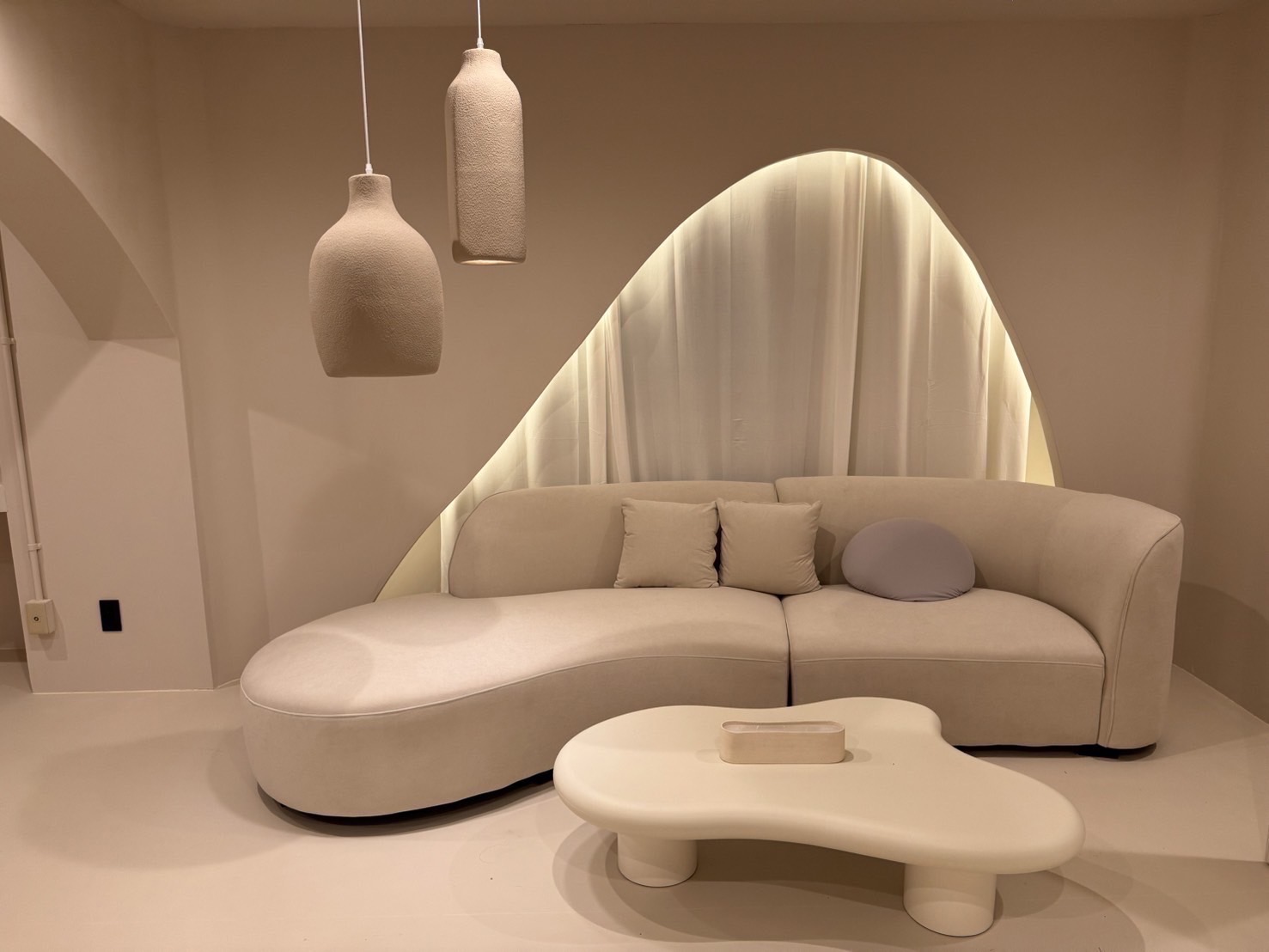 【麻布十番】≪完全週休2日制≫≪土日祝休みOK≫≪マンツーマン接客≫≪社会保険完備≫完全個室のおしゃれサロン！正社員でも自由にシフトを組むことができるため、プライベートも大切にしながら働くことができます。「THLEE（スリー）」よりアイリスト（まつげエクステ・まつげパーマ・アイブロウ）の求人☆★☆