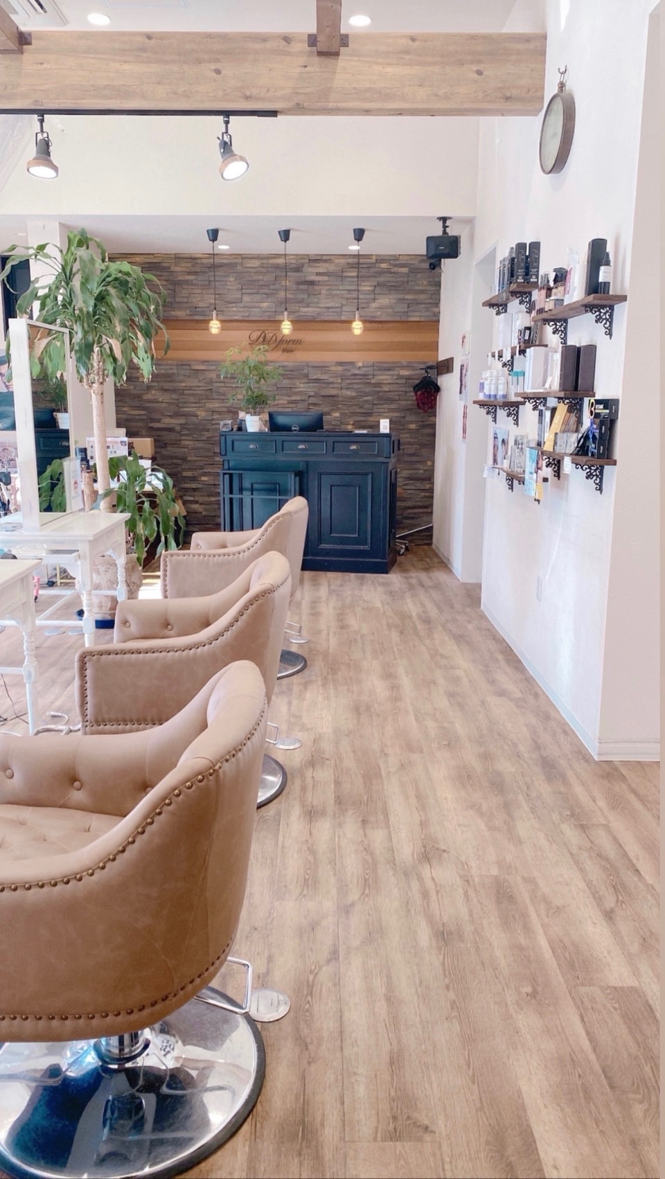 【西鉄柳川駅】≪日曜定休あり・月8日休み・賞与は年3回支給・社会保険完備・実働8時間・ヘアスタイルは自由≫プライベートとお仕事を両立したい方は必見！お客様と長くお付き合いすることができるトータルビューティーサロン「DD form 柳川（ディーディーフォルムヤナガワ）」からスタイリスト（美容師）の求人☆☆