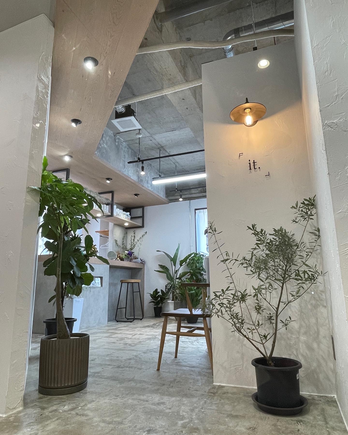 【西小倉】≪客単価1万円・社会保険完備・20時までに退勤可能完全週休二日制・実働8時間≫スタッフへの充実した手当あり!デザインカラーに特化した最新のトレンドサロン「it.(イット)」からスタイリスト(美容師)の求人★☆