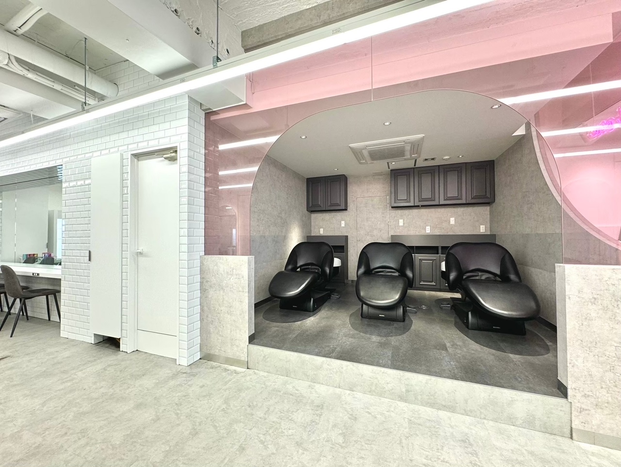 【元町】◆完全週休2日制・社会保険完備・有給休暇あり◆業界を牽引するトレンド発信サロン！他店に負けない技術を習得でき、且つ働きやすさも抜群！スタッフ第一主義で美容師の地位向上を！「Lond one 神戸三宮（ロンドワンコウベサンノミヤ）」からアシスタント（美容師）の求人☆☆