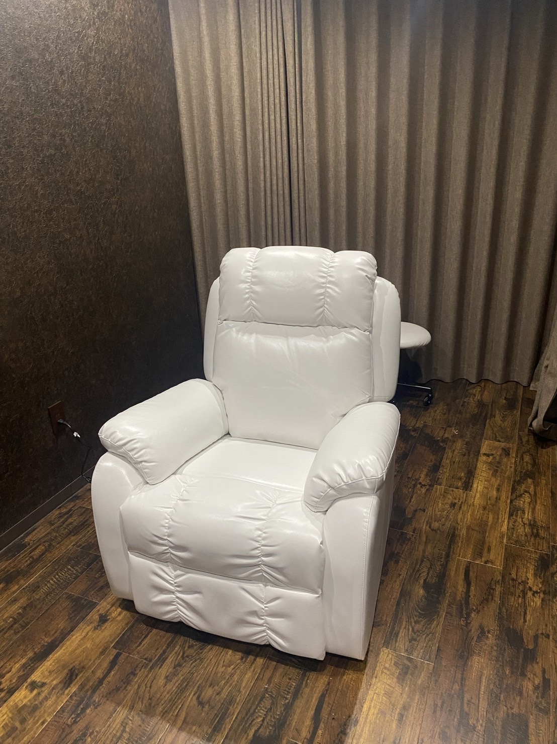 【町田駅】◆完全週休2日制・社会保険完備・産休育休実績あり・実働8時間・髪色ネイル自由・住宅手当あり◆未経験歓迎！高単価でお客様と関われるメンズアイブロウ専門店です。安売りしない一流の技術を提供できる「NY 町田店（エヌワイマチダテン）」からアイブロウリストの求人☆☆