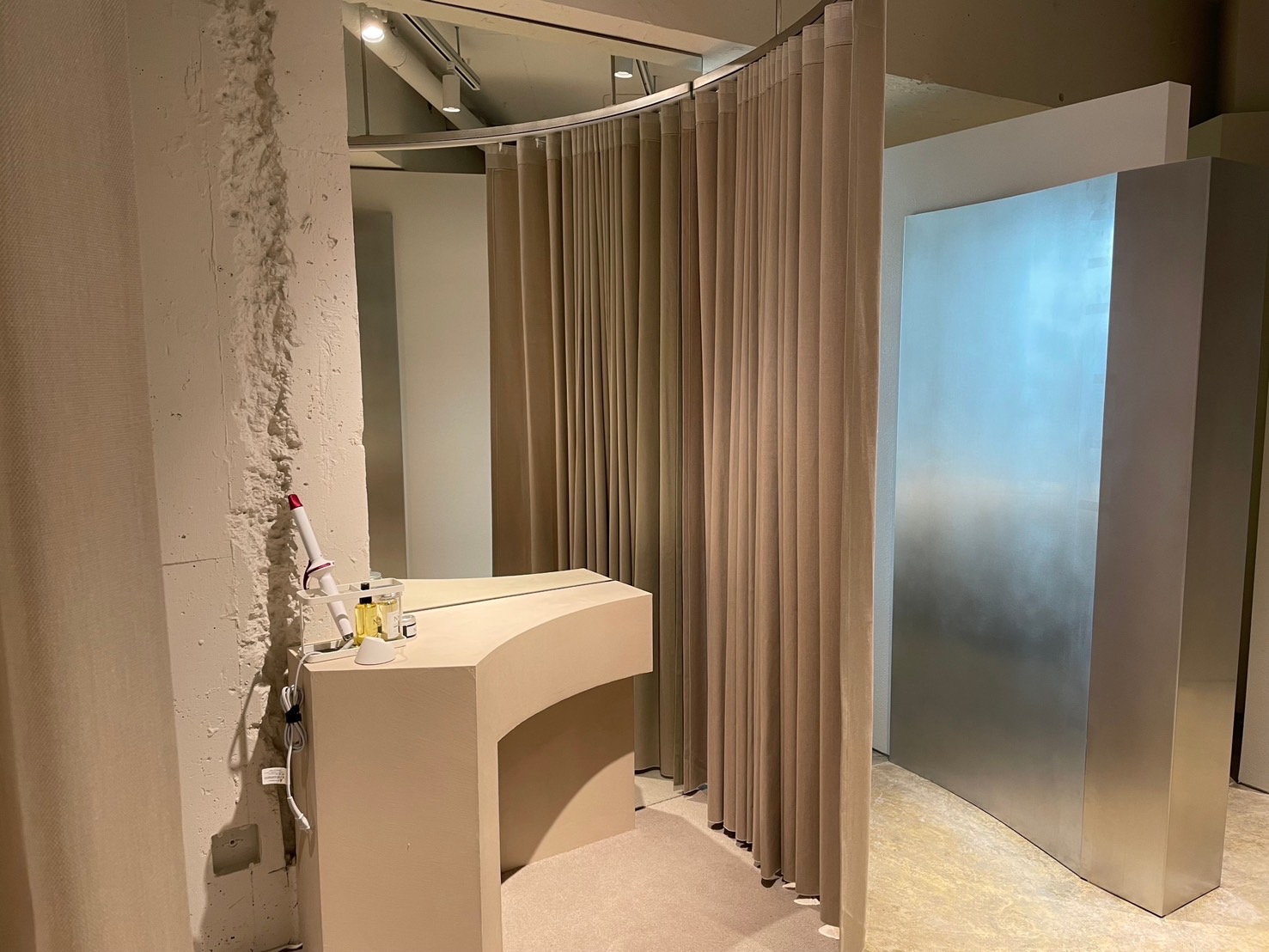 【千歳烏山】≪サロンワーク経験のある方の募集≫≪社会保険完備≫≪土日休みOK≫≪時短勤務の相談可能≫≪営業時間19時まで≫≪髪色自由・ネイルOK≫≪産休育休実績あり≫プライベートを優先したい方、ママさんなど大歓迎！「Ail eye salon（エイルアイサロン）」からアイリスト（まつげエクステ・まつげパーマ・アイブロウ）の求人☆☆