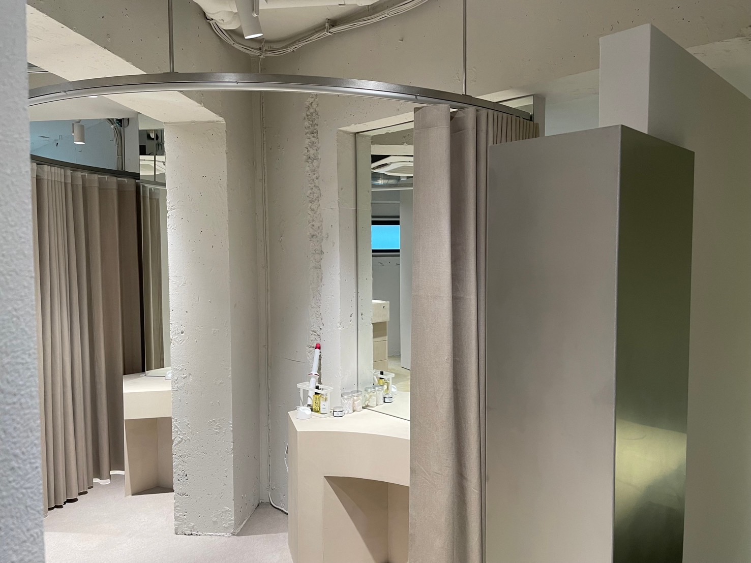 【千歳烏山】≪サロンワーク経験のある方の募集≫≪社会保険完備≫≪土日休みOK≫≪時短勤務の相談可能≫≪営業時間19時まで≫≪髪色自由・ネイルOK≫≪産休育休実績あり≫プライベートを優先したい方、ママさんなど大歓迎！「Ail eye salon（エイルアイサロン）」からアイリスト（まつげエクステ・まつげパーマ・アイブロウ）の求人☆☆