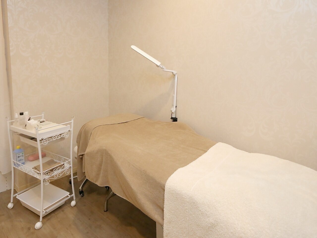 【忍ヶ丘】≪自由出勤≫≪日曜休みOK！≫≪髪色ネイル自由≫≪ブランクがある方でも大歓迎≫スタッフ同士仲良し！接客重視の半個室サロン「JAM eyelash 四條畷店（ジャムアイラッシュシジョウナワテテン）」からアイリスト（まつげエクステ・まつげパーマ・アイブロウ）の求人☆☆