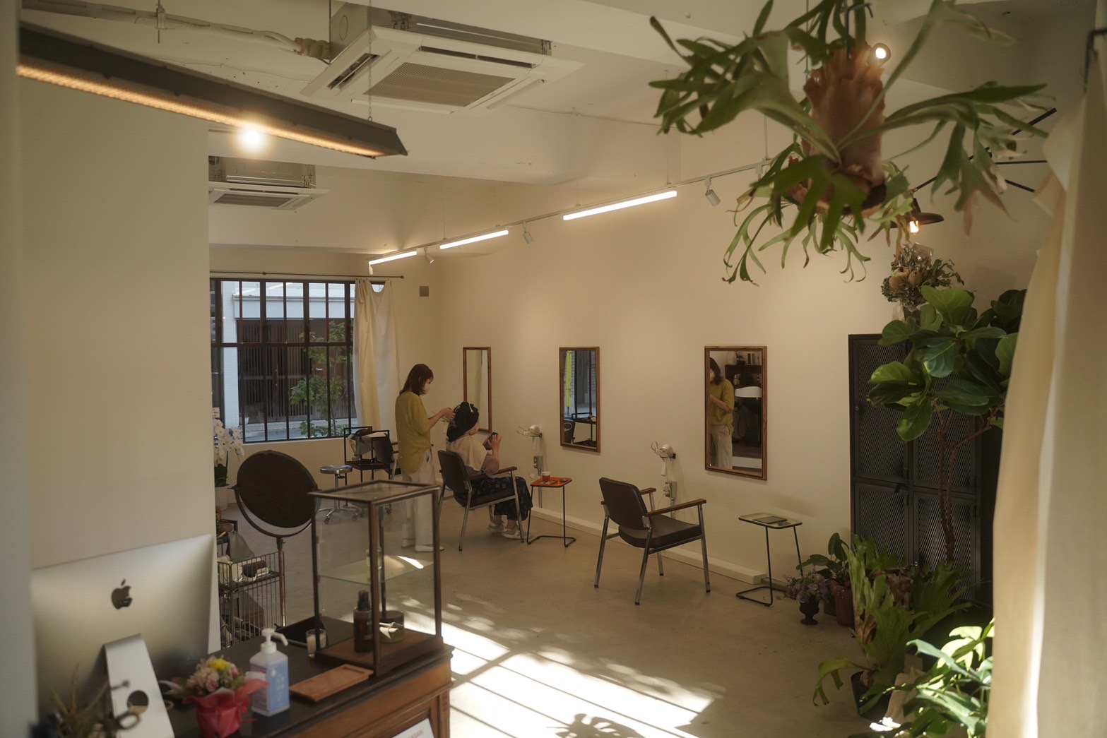 【北田辺】≪最短2年でデビュー可能！≫≪土日休みOK≫≪客単価が1万円以上≫不安な技術は、営業時間内と時間外にレッスン可能！30～50代の女性を中心に、縮毛矯正やグレーカラーのメニューが人気！「NASARI（ナザリ）」からアシスタント（美容室）の求人★☆