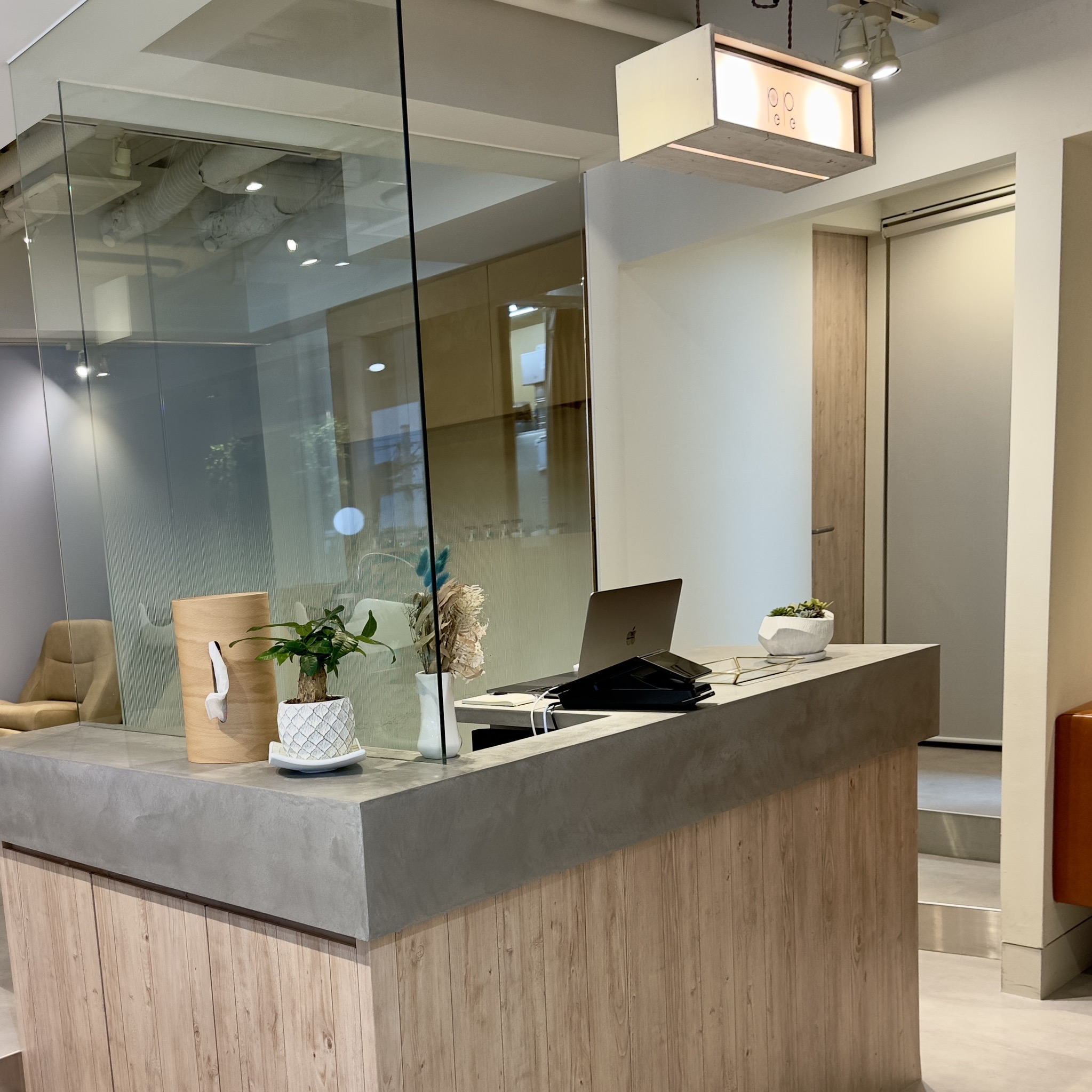 【三宮】≪土日休みOK≫≪客単価11000円以上≫≪カットカラー2時間枠≫デザインカラー、髪質改善メニューが人気！客単価が高いため、少ない入客数でも売上をたてることが可能です！落ち着いた雰囲気のプライベートサロン「PePe（ペペ）」からスタイリスト（美容師）の求人