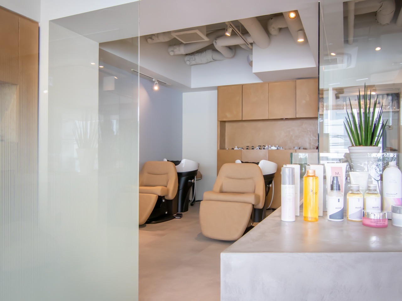 【三宮】≪土日休みOK≫≪客単価11000円以上≫≪カットカラー2時間枠≫デザインカラー、髪質改善メニューが人気！客単価が高いため、少ない入客数でも売上をたてることが可能です！落ち着いた雰囲気のプライベートサロン「PePe（ペペ）」からスタイリスト（美容師）の求人