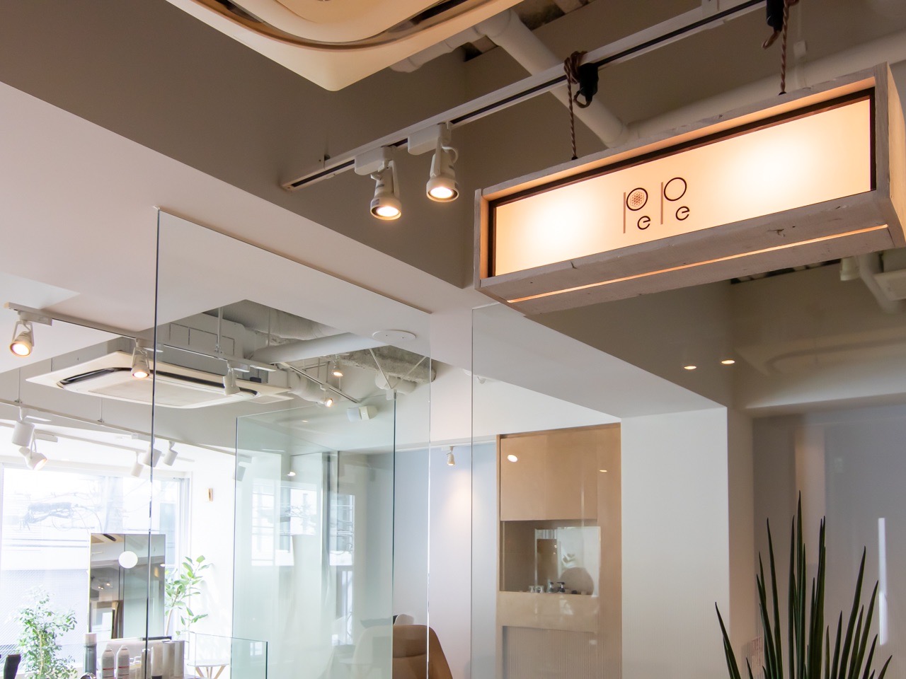 【三宮】≪土日休みOK≫≪客単価11000円以上≫≪カットカラー2時間枠≫デザインカラー、髪質改善メニューが人気！客単価が高いため、少ない入客数でも売上をたてることが可能です！落ち着いた雰囲気のプライベートサロン「PePe（ペペ）」からスタイリスト（美容師）の求人