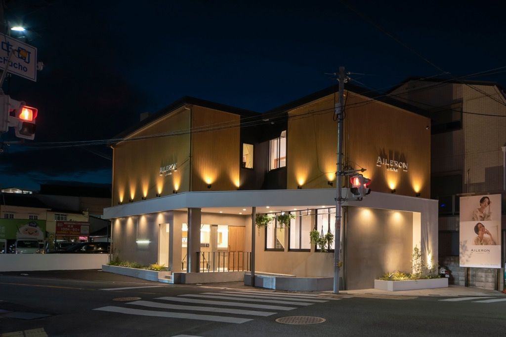 【和泉府中】 ≪月給20万円以上≫≪18時営業終了≫≪日曜日休み&3連休&有給休暇あり≫≪社会保険完備≫≪住宅手当あり≫好条件で美容師として長く働ける環境！教育も充実した注目のヘアサロン！「AILERON by mahae（エルロンバイマフェ）」からアシスタント（美容師）の求人☆★☆