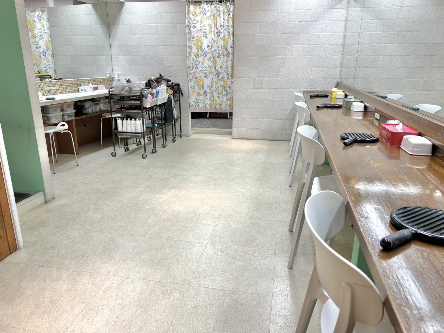 【北新地】≪土日祝定休≫≪1日4時間半勤務≫≪社会保険完備≫暦通りにお休みがあるため、ブライダルや撮影等で活躍されているヘアメイクさんの掛け持ち先としてもオススメ！「SET SALON MUG（セットサロンマグ）」からスタイリスト（美容師）の求人☆★