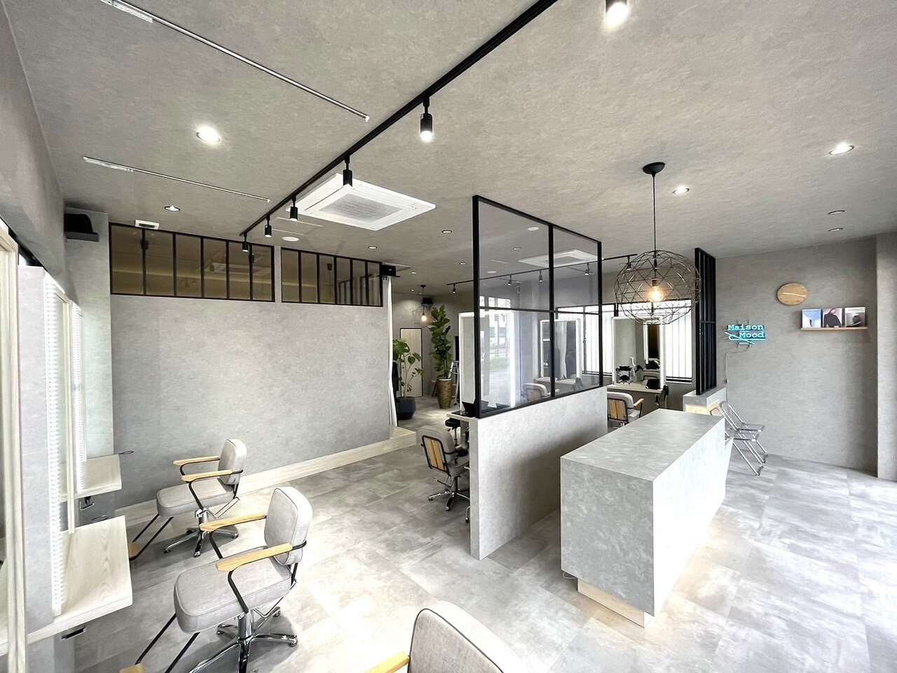 【野々市工大前】≪社会保険完備≫≪産休育休実績あり≫≪柔軟な働き方の相談可能≫≪レベルに合わせた入客体制≫≪新卒生最短1年デビュー≫≪営業中レッスン可能≫スタッフさんが働きやすい好条件を揃えた環境で、美容師として長く勤務できるサロンです。「mood kanazawa(ムードカナザワ)」からアシスタントの求人★☆