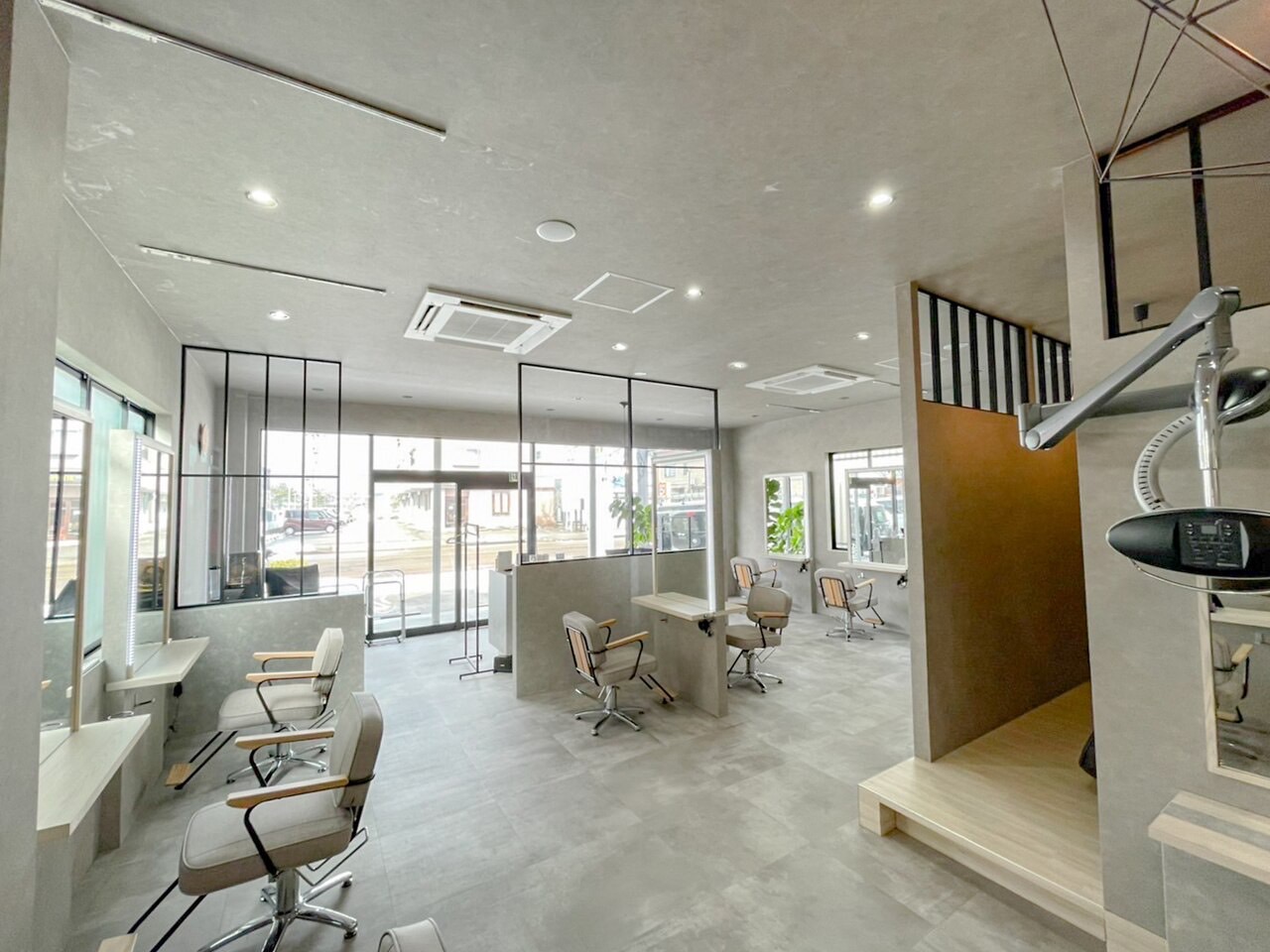 【野々市工大前】≪社会保険完備≫≪産休育休実績あり≫≪柔軟な働き方の相談可能≫≪レベルに合わせた入客体制≫≪新卒生最短1年デビュー≫≪営業中レッスン可能≫スタッフさんが働きやすい好条件を揃えた環境で、美容師として長く勤務できるサロンです。「mood kanazawa(ムードカナザワ)」からアシスタントの求人★☆