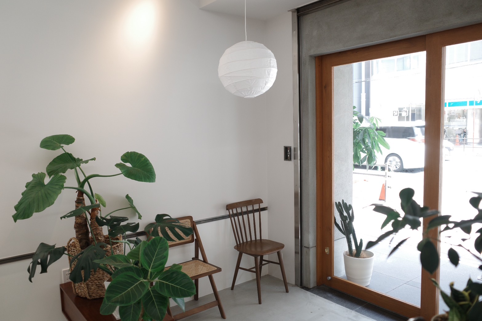 【京橋】≪掛け持ち入客無しのマンツーマン≫カットカラーの施術は2時間枠で、1人1人のお客様としっかり向き合えます。スタッフのメンテナンス料は無料という特典付き！ナチュラルテイストでオシャレに敏感な世代から支持されているサロン「if 京橋（イフキョウバシ）」からスタイリスト（美容師）の求人★☆