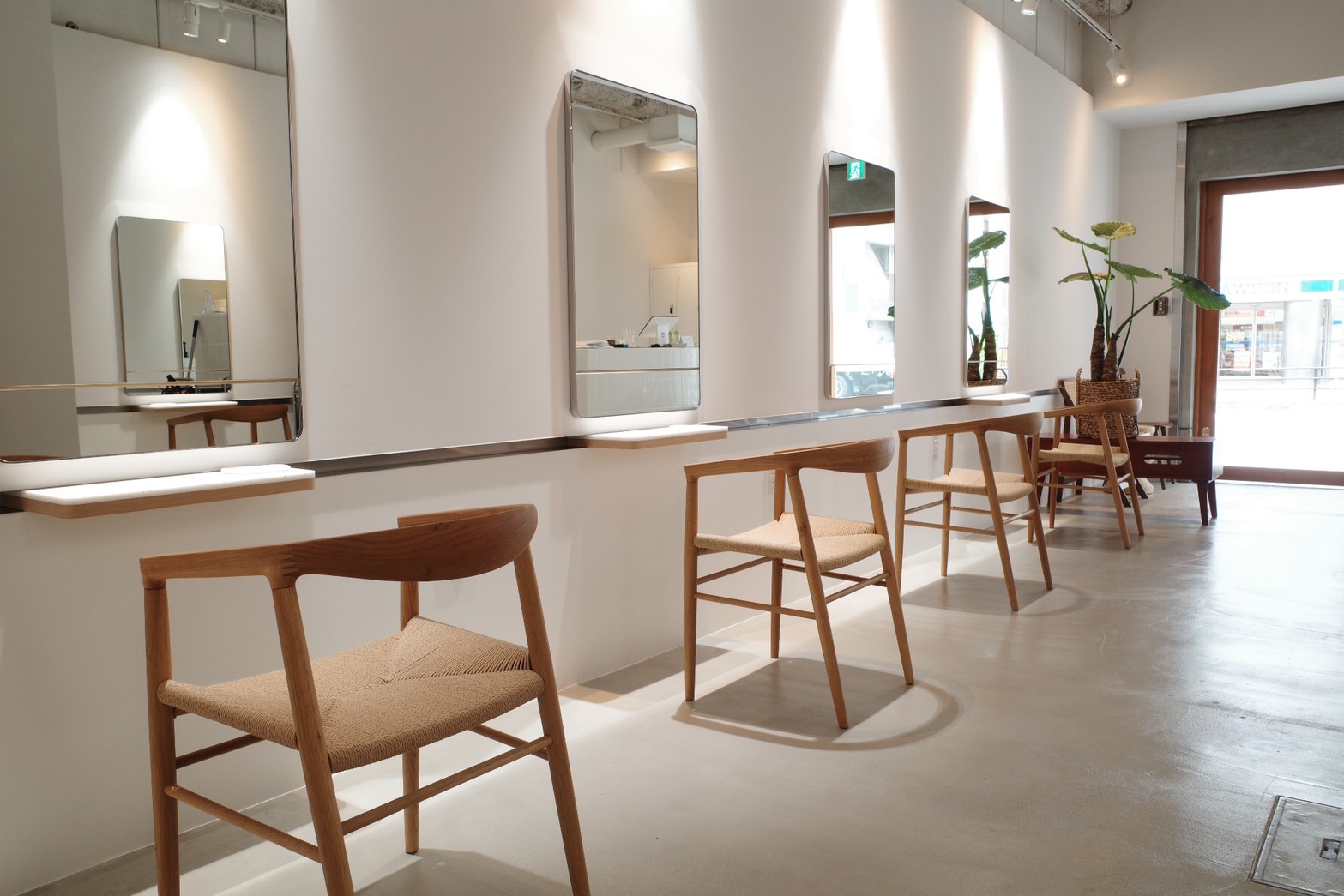 【京橋】≪掛け持ち入客無しのマンツーマン≫カットカラーの施術は2時間枠で、1人1人のお客様としっかり向き合えます。スタッフのメンテナンス料は無料という特典付き！ナチュラルテイストでオシャレに敏感な世代から支持されているサロン「if 京橋（イフキョウバシ）」からスタイリスト（美容師）の求人★☆