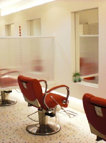 【桂木】≪完全週休2日制≫≪月給26万円スタート≫≪社会保険完備≫近隣のお客様方から絶大な人気＆信頼を得ているお洒落サロン!!退職者がほとんど出ないというスタッフさん同士の人間関係の良さも魅力！業務委託での勤務も選択可能です。「DeSSey hair（デッセイヘアー）」からスタイリスト（美容師）の求人★☆