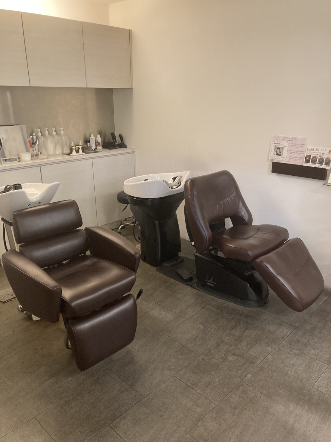 【国際センター】≪完全週休2日制≫≪賞与あり≫≪営業中レッスン可能≫≪ノルマ無し≫≪手袋着用可能≫ロンドンで技術を学んだオーナーの下で働きながらしっかりと技術を習得できるため、安心してスタイリストデビューすることが可能です。「CockneyHair&Beauty(コックニーヘアーアンドビューティー)」からアシスタント(美容師)の求人★☆