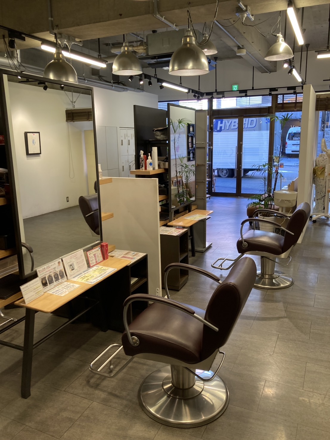 【国際センター】≪完全週休2日制≫≪賞与あり≫≪営業中レッスン可能≫≪ノルマ無し≫≪手袋着用可能≫ロンドンで技術を学んだオーナーの下で働きながらしっかりと技術を習得できるため、安心してスタイリストデビューすることが可能です。「CockneyHair&Beauty(コックニーヘアーアンドビューティー)」からアシスタント(美容師)の求人★☆