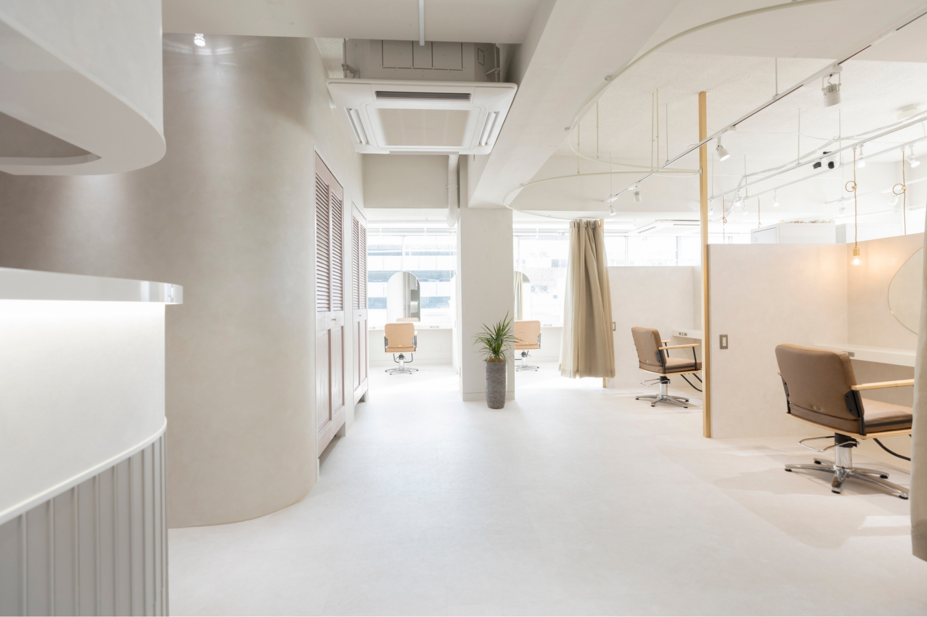 【JR姫路】≪社会保険完備≫≪完全週休2日≫≪単価1万円以上≫外部へ技術講師やSNS講師を行うスタッフ在籍！顧客づくりのノウハウも学べるヘアサロン「SLASH white（スラッシュホワイト）」からスタイリスト（美容師）の求人☆★