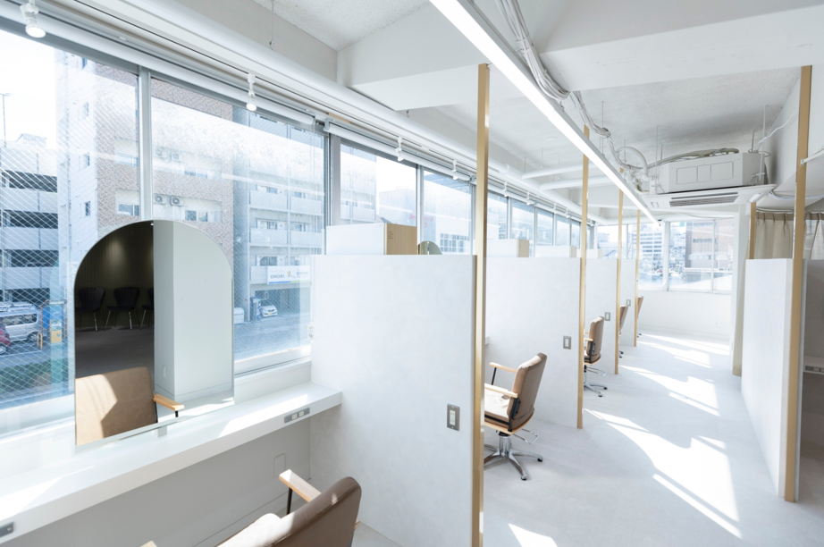 【JR姫路】≪社会保険完備≫≪完全週休2日≫≪単価1万円以上≫外部へ技術講師やSNS講師を行うスタッフ在籍！顧客づくりのノウハウも学べるヘアサロン「SLASH white（スラッシュホワイト）」からスタイリスト（美容師）の求人☆★