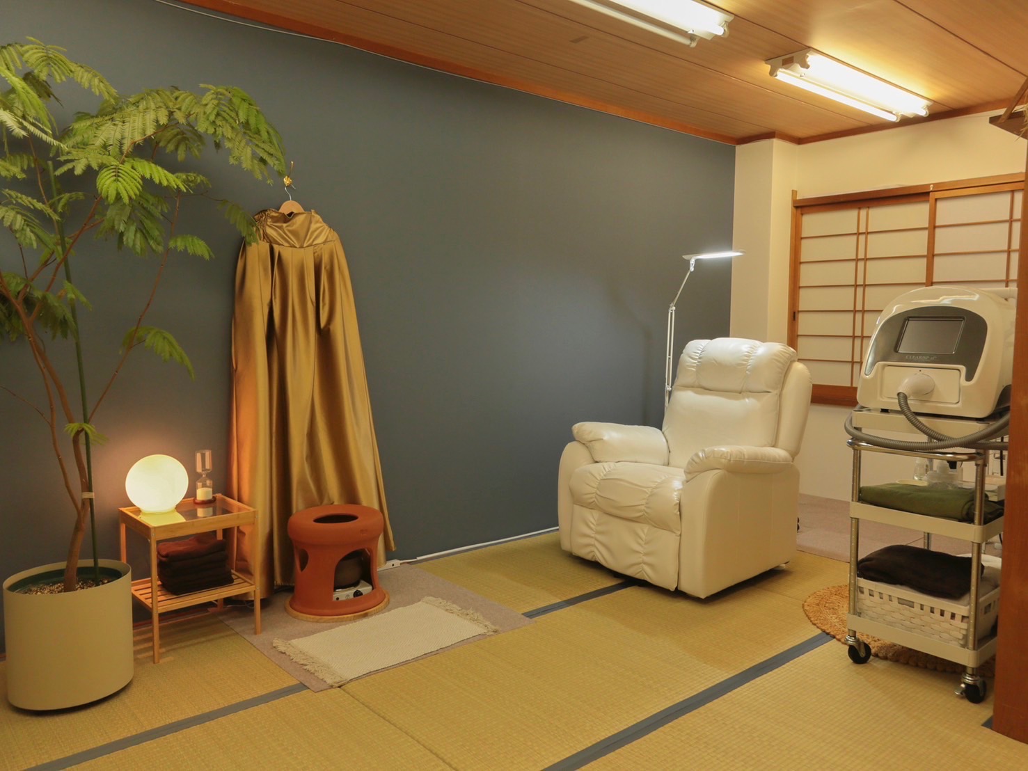 【丸太町】≪産休育休取得実績あり≫≪パートの方は16時迄の勤務OK≫≪正社員の方は土日祝休み月2回OK≫≪完全個室≫≪施術の掛け持ちなし≫落ち着いた雰囲気のトータルビューティーサロン「emirai （エミライ）」からアイリスト（まつげエクステ・まつげパーマ・アイブロウ）の求人★★