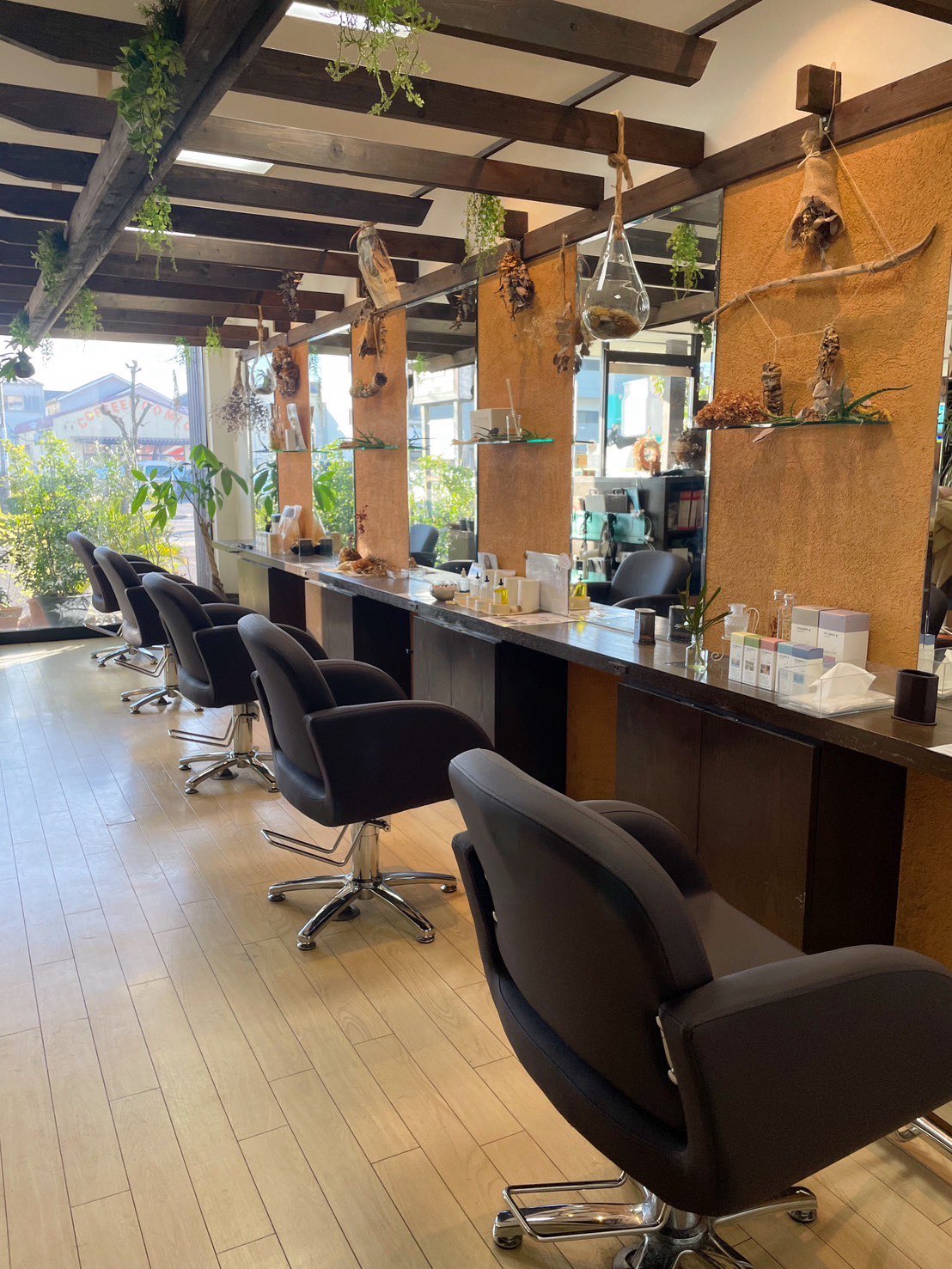 【春日井駅】◆社会保険完備・完全週休2日制・日曜定休あり・19時に営業終了◆レッスンは基本的に営業時間内にしか行わず、残業はほぼなし！幅広い年齢層のお客様と関われ、学べる技術も多岐にわたります！主体性を尊重してくれる地域密着サロン「髪切処 一（カミキリドコロイチ）」からアシスタント（美容師）の求人☆★