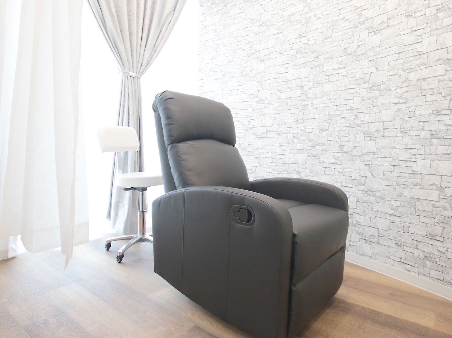 【武庫之荘】≪社会保険完備≫≪年間休日120日≫≪土日休みOK≫≪実働8時間≫アイラッシュとネイルを扱うトータルビューティーサロン！融通が利きやすいので、あなたに合った働き方をご相談ください！「Foo flow（フーフロー）」からアイリスト（まつげエクステ・まつげパーマ）の求人☆☆