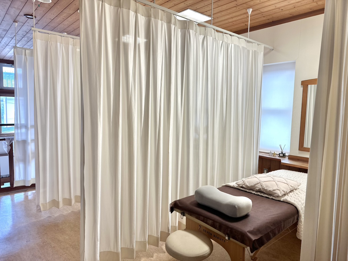 【竜王】≪社会保険完備≫≪産休育休実績あり≫≪ノルマなし≫≪休日出勤なし≫≪20時までに退勤可能≫年齢を重ねてもプレイヤーとして勤務できるような、スタッフのことを想った働きやすい環境です。「Beauty salon etto（ビューティーサロンエット）」からアイリスト（まつげエクステ・まつげパーマ・アイブロウ）の求人★☆