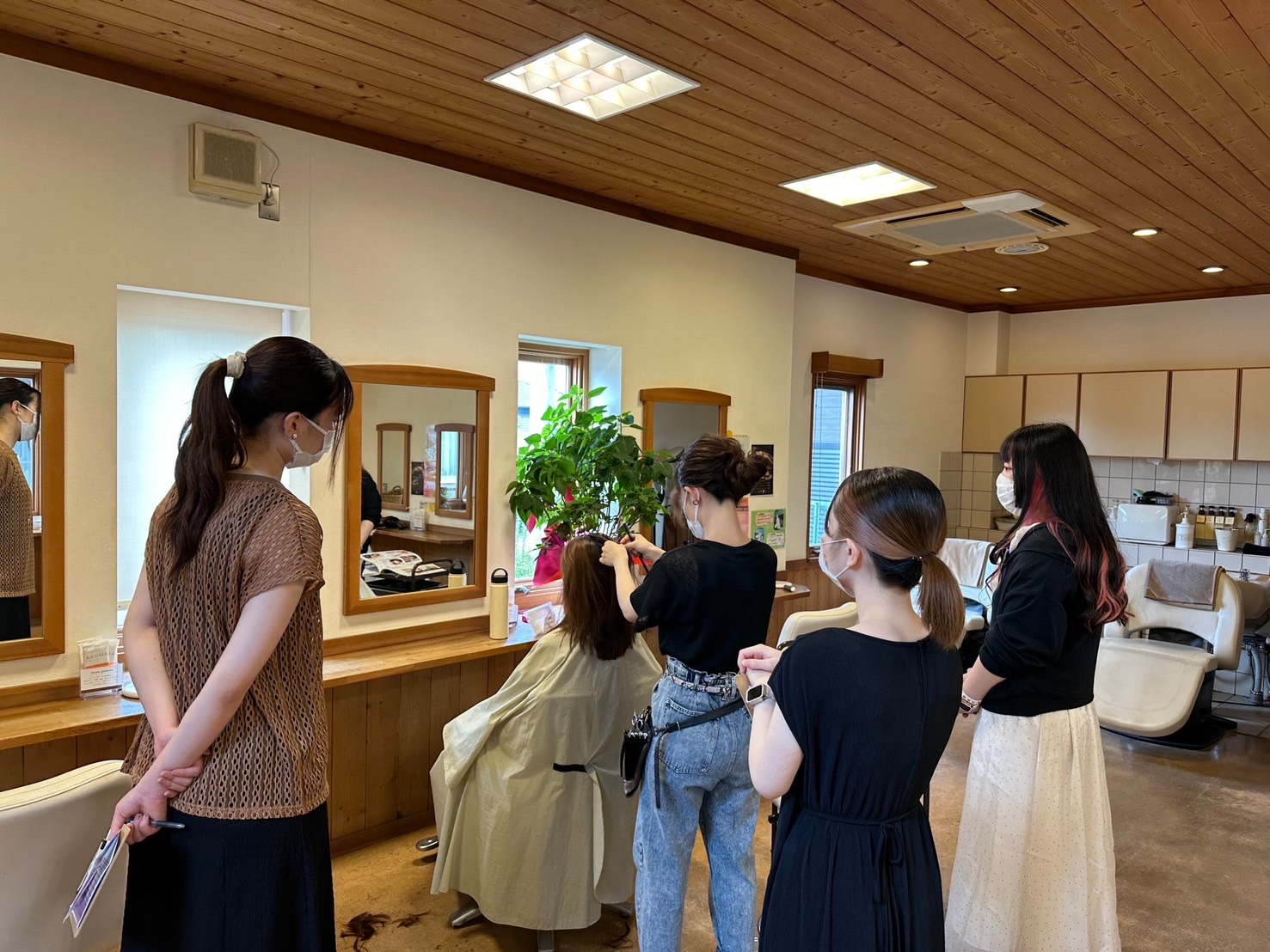 【竜王】≪社会保険完備≫≪産休育休実績あり≫≪サロン日曜定休≫≪ノルマなし≫≪休日出勤なし≫≪20時までに退勤可能≫年齢を重ねてもプレイヤーとして勤務できるような、スタッフのことを想った働きやすい環境です。「Beam by Hair（ビームバイへア）」からスタイリスト（美容師）の求人★☆