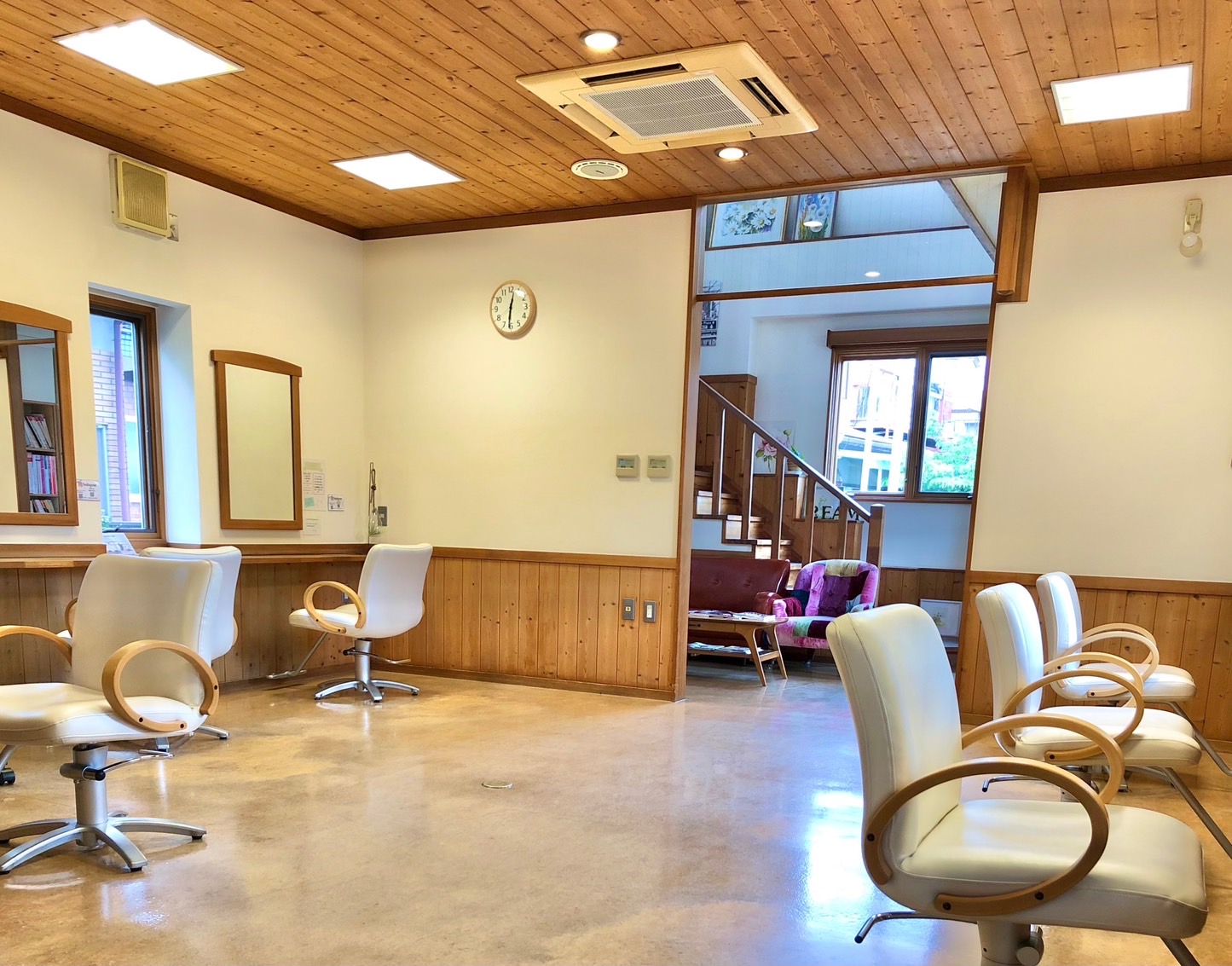 【竜王】≪社会保険完備≫≪産休育休実績あり≫≪サロン日曜定休≫≪ノルマなし≫≪休日出勤なし≫≪20時までに退勤可能≫年齢を重ねてもプレイヤーとして勤務できるような、スタッフのことを想った働きやすい環境です。「Beam by Hair（ビームバイへア）」からスタイリスト（美容師）の求人★☆