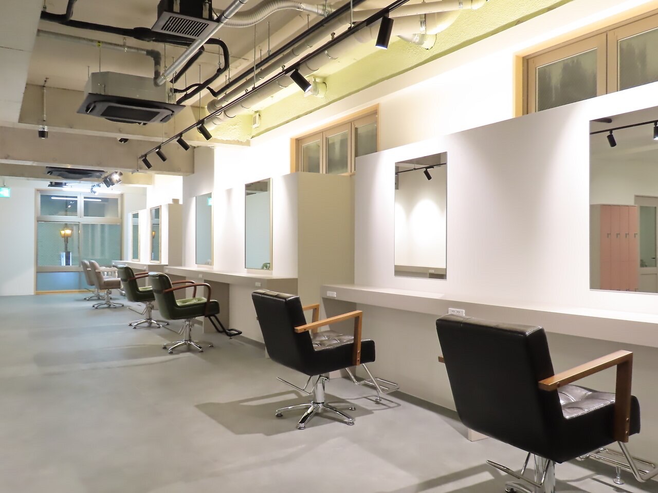 【姫路駅】≪完全⾃由出勤制≫集客はサロンがしっかりサポート！施術に集中できるからスタイリスト平均報酬は40万円以上！⾃由度の⾼い働き⽅ができるスタイリストのみのマンツーマンサロン！⾃分の得意を伸ばしていける環境です。「Lin9（リンク）」からスタイリスト（美容師）の求人☆★