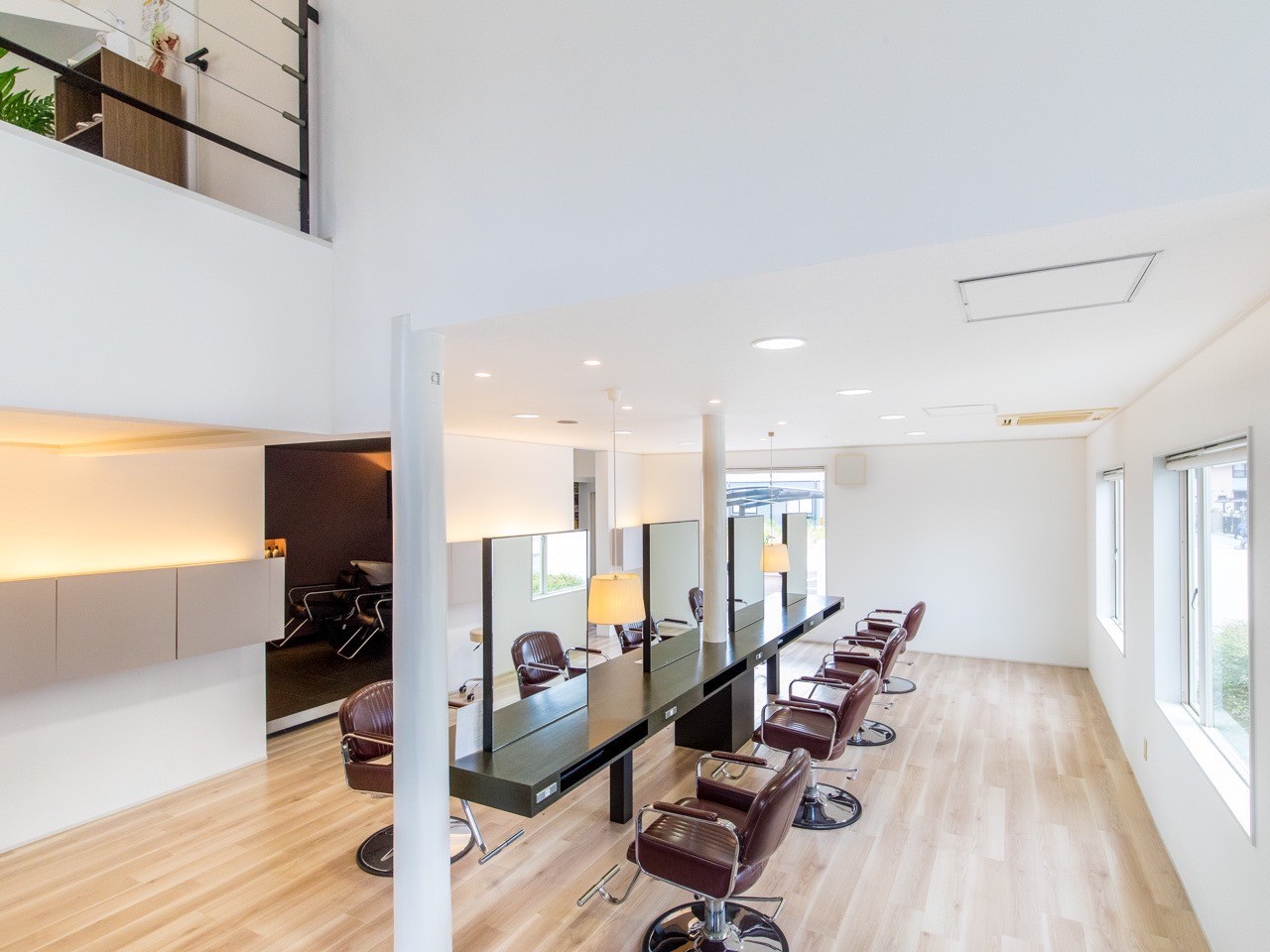 【摂津富田】≪日曜日定休あり≫≪ウィッグ代支給あり≫≪髪質改善≫≪社会保険完備≫≪夏季冬季休暇あり≫≪賞与あり≫17時30分が最終受付の為退勤時間が遅くなることもありません！30,40代など落ち着いた客層から支持を得る「BEE´Z NEU（ビーズノイ）」からアシスタント（美容師）の求人☆★