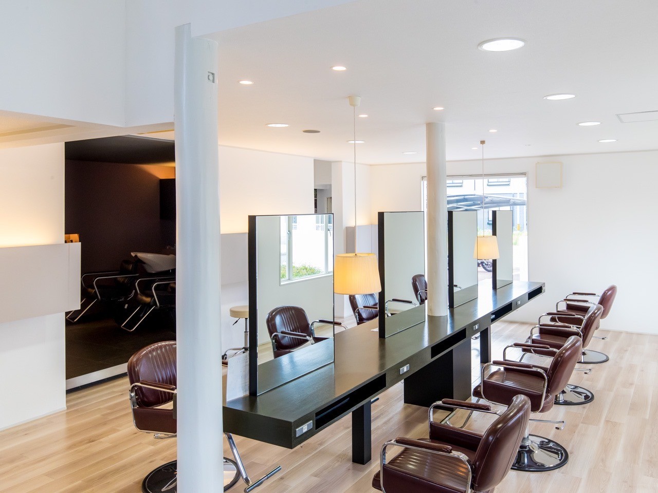 【摂津富田】≪日曜日定休あり≫≪ウィッグ代支給あり≫≪髪質改善≫≪社会保険完備≫≪夏季冬季休暇あり≫≪賞与あり≫17時30分が最終受付の為退勤時間が遅くなることもありません！30,40代など落ち着いた客層から支持を得る「BEE´Z NEU（ビーズノイ）」からアシスタント（美容師）の求人☆★