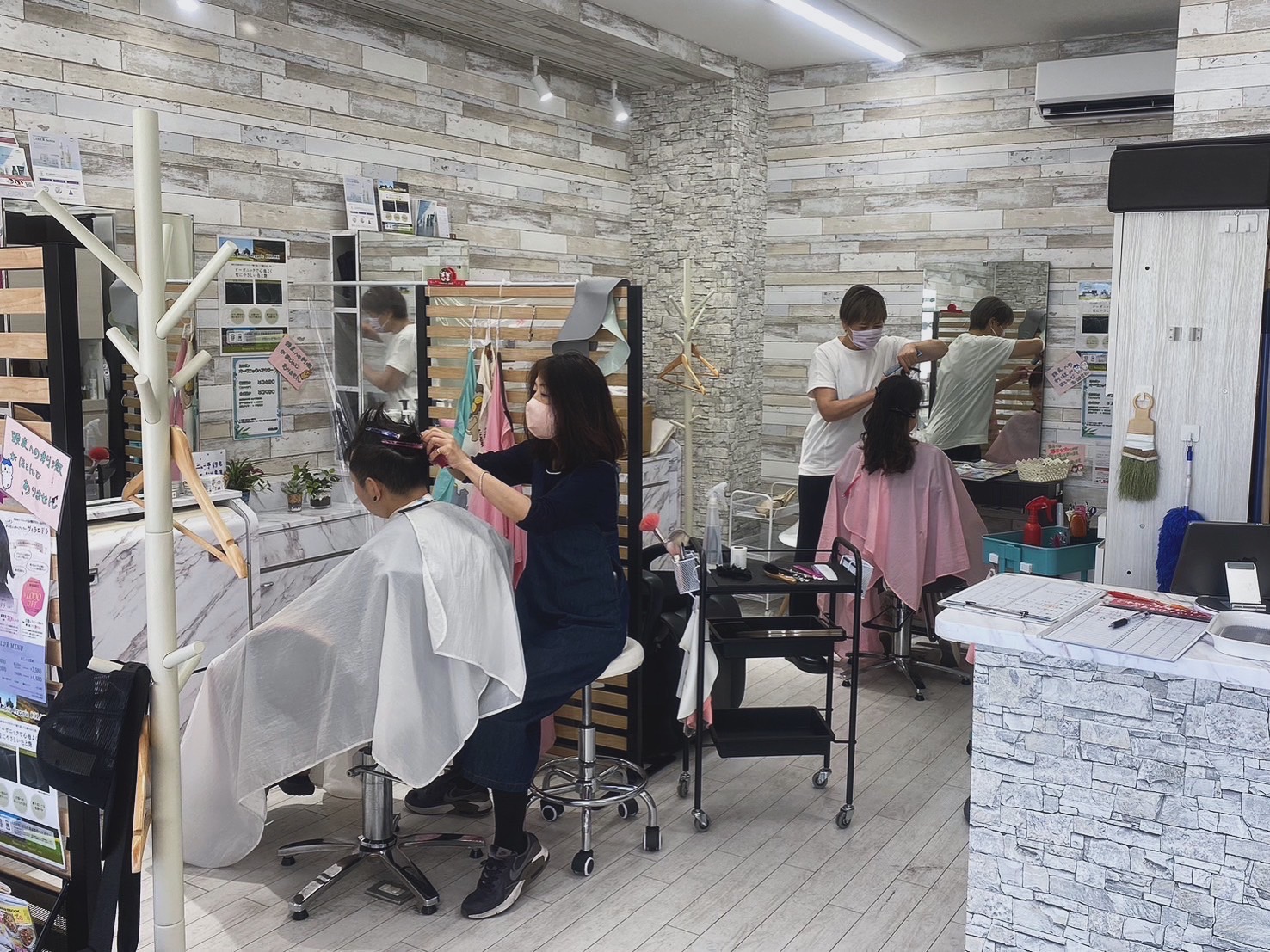 【昭和町】ヘアカット&カラー専門店◆社会保険完備◆働き方柔軟に対応可能◆ママさんやブランクがある方歓迎◆アシスタント専任OK◆地域のお客様に愛されるサロン!あなたのプライベートに合わせた働き方が可能です!「J-cut 昭和町店(ジェイカットショウワチョウテン)」からアシスタント(美容師)の求人☆★