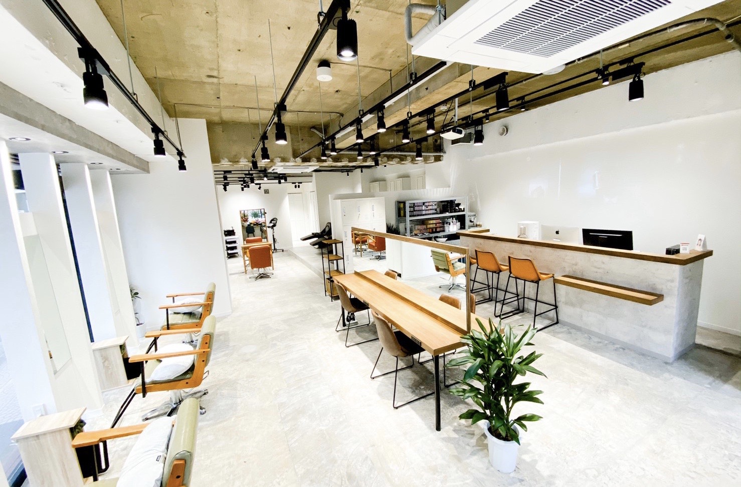 【横浜】≪社会保険完備≫≪月9日休み≫≪夏季冬季休暇あり≫≪土日休み相談可能≫≪バックシャンプー≫最低保障付きの完全歩合制で頑張れば頑張った分還元されるサロンです。「SerA by U-REALM（セラバイユーレルム）」からスタイリスト（美容師）の求人★☆