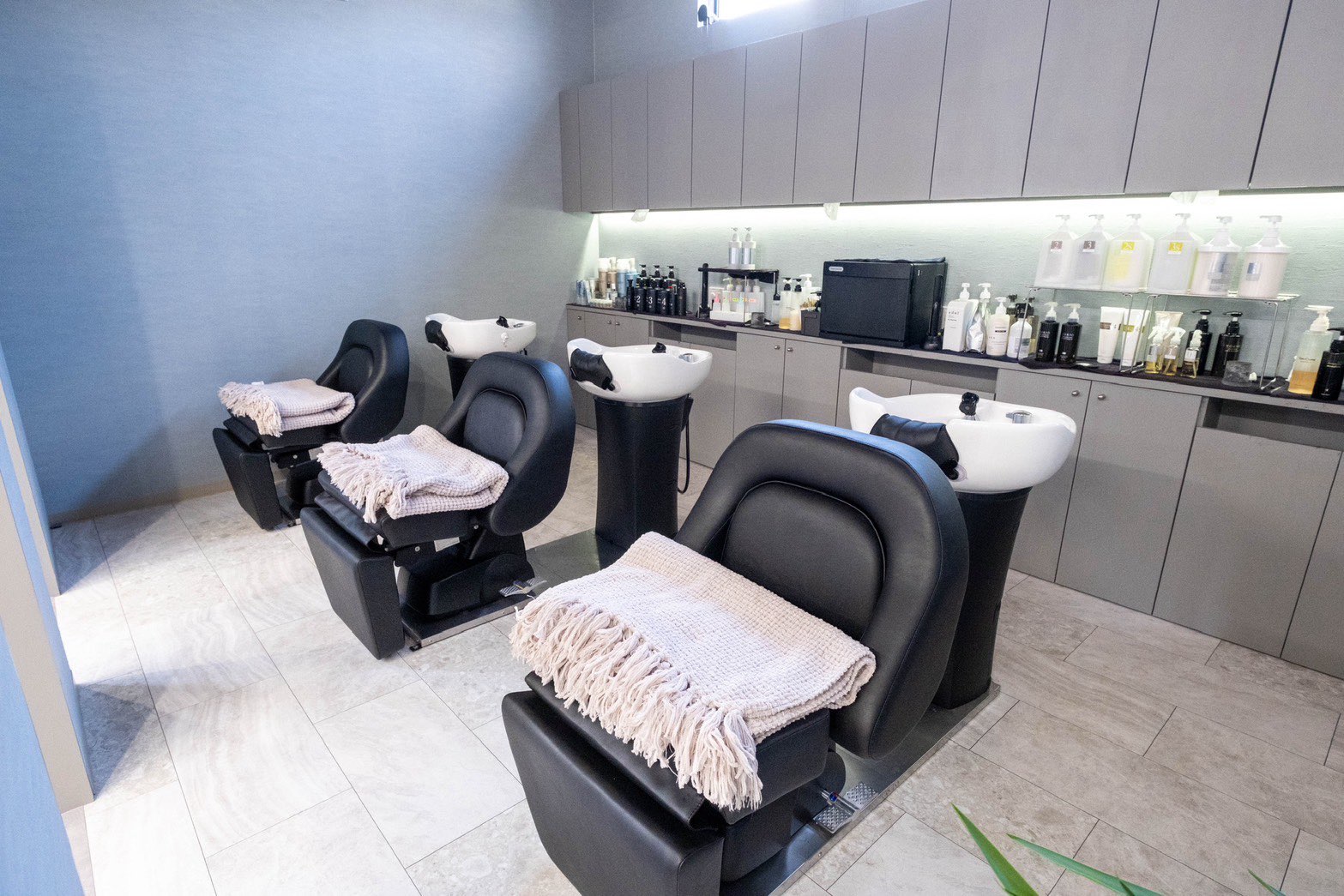 【近鉄四日市駅】◆社会保険完備・完全週休2日制・月1回日曜休みOK・産休育休制度あり◆ハイトーンカラーを得意とするトレンドサロン！講師も務める実力派オーナーが手掛けるスタイリッシュサロンです！「PALO（パロ）」からアシスタント（美容師）の求人★☆