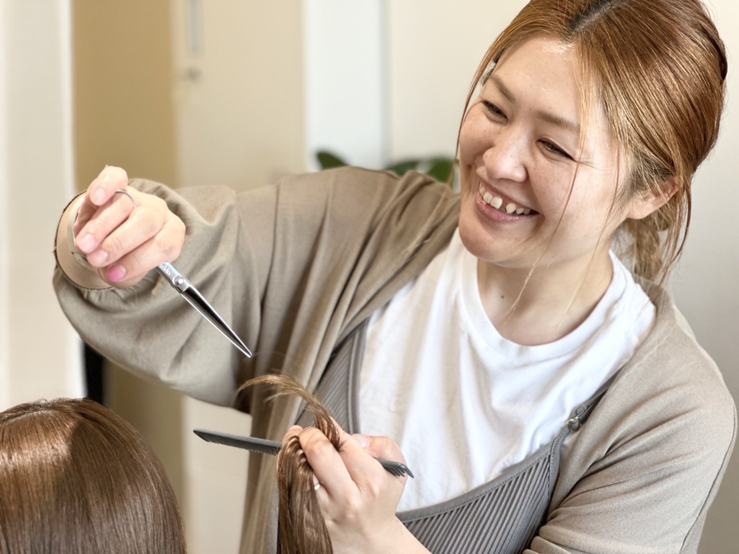 【地下鉄成増】≪半個室マンツーマン≫≪顧客0からok≫≪予約状況で早帰り可能≫≪平均給与26万〜30万≫≪完全週休2日制≫≪社会保険完備≫≪ママさんスタイリスト歓迎≫人間関係が苦手、大人数が苦手な方にもオススメ！お客様に向き合った対応ができるマンツーマン制、ヘルプ業務もなし！自身も為になるエイジングケアメニューを学ぶことができます。「hacco（ハッコ）」からスタイリスト（美容師）の求人☆★☆