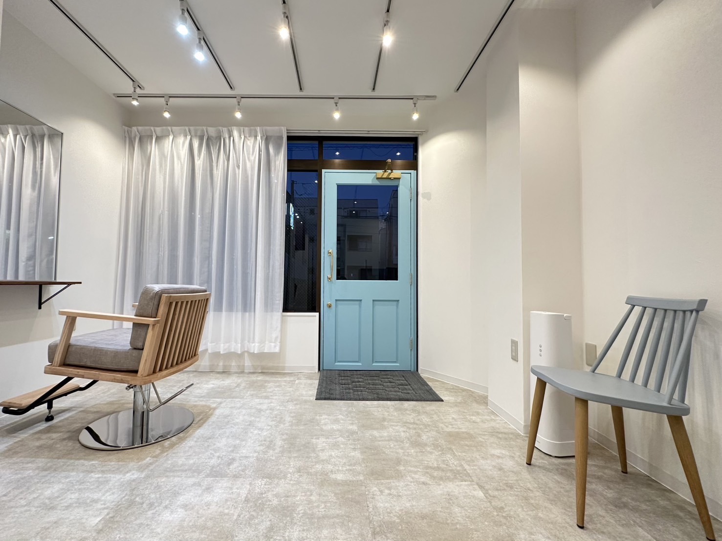 【地下鉄成増】≪半個室マンツーマン≫≪顧客0からok≫≪予約状況で早帰り可能≫≪平均給与26万〜30万≫≪完全週休2日制≫≪社会保険完備≫≪ママさんスタイリスト歓迎≫人間関係が苦手、大人数が苦手な方にもオススメ！お客様に向き合った対応ができるマンツーマン制、ヘルプ業務もなし！自身も為になるエイジングケアメニューを学ぶことができます。「hacco（ハッコ）」からスタイリスト（美容師）の求人☆★☆