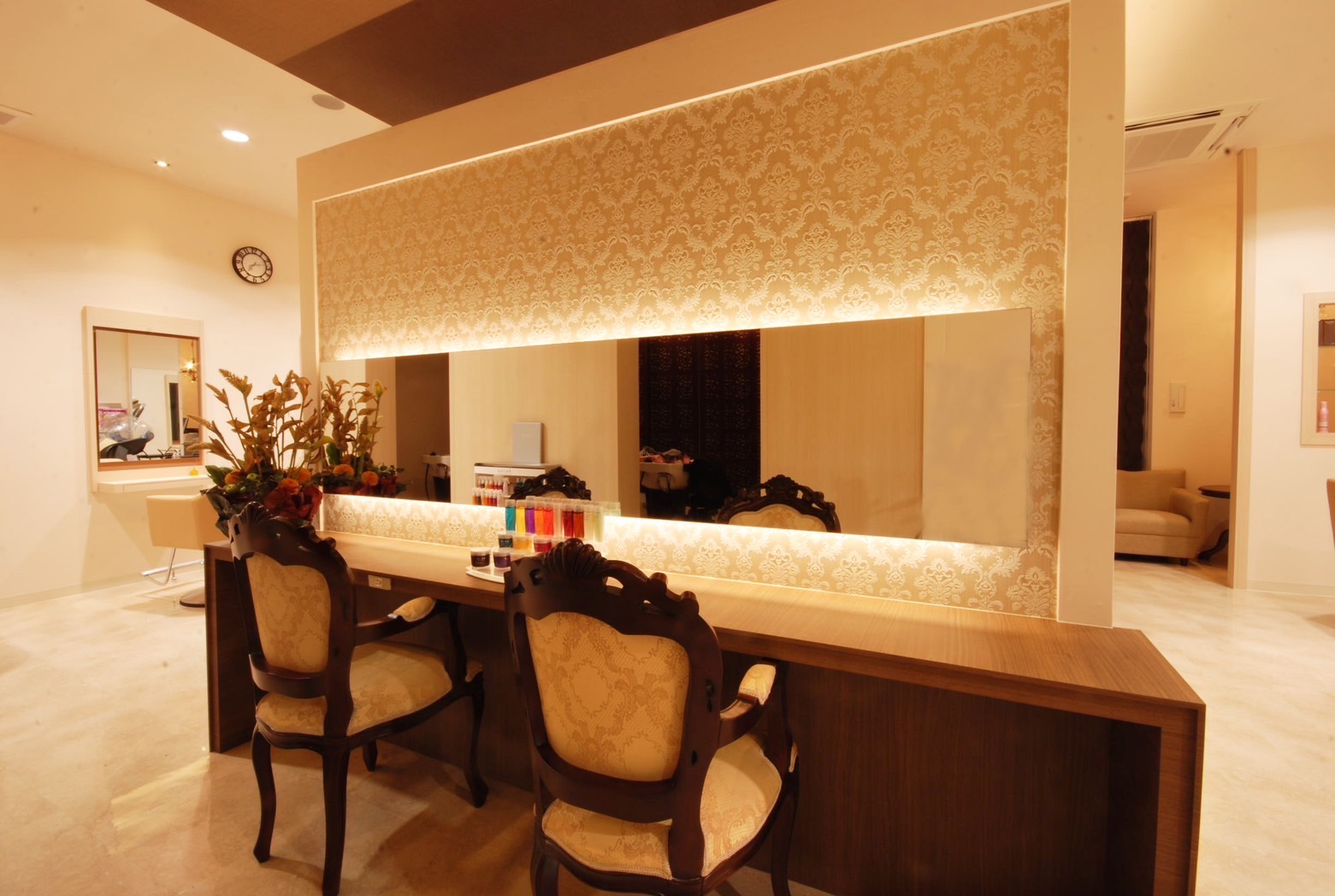 【植田】≪賞与あり≫≪昇給あり≫≪夏季休暇あり≫≪社会保険完備≫≪完全週休2日制≫髪質改善とヘッドスパにこだわった人気サロン!落ち着いた雰囲気で癒しの空間を提供しています。「HAIR DESIGNER'S SALON AVANCE(ヘアーデザイナーズサロンアヴァンセ)」からアシスタント(美容師)の求人★☆