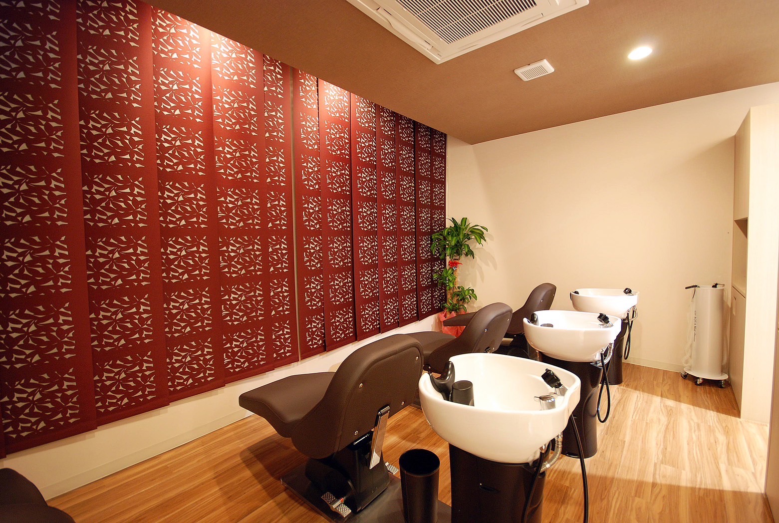 【植田】≪賞与あり≫≪昇給あり≫≪夏季休暇あり≫≪社会保険完備≫≪完全週休2日制≫髪質改善とヘッドスパにこだわった人気サロン!落ち着いた雰囲気で癒しの空間を提供しています。「HAIR DESIGNER'S SALON AVANCE(ヘアーデザイナーズサロンアヴァンセ)」からアシスタント(美容師)の求人★☆