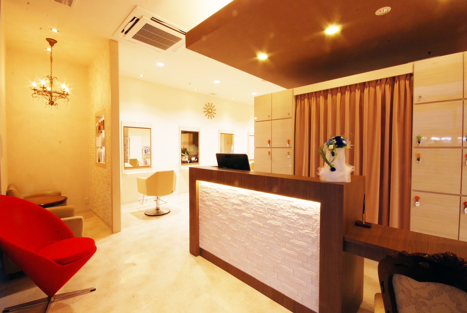 【植田】≪賞与あり≫≪昇給あり≫≪夏季休暇あり≫≪社会保険完備≫≪完全週休2日制≫髪質改善とヘッドスパにこだわった人気サロン!落ち着いた雰囲気で癒しの空間を提供しています。「HAIR DESIGNER'S SALON AVANCE(ヘアーデザイナーズサロンアヴァンセ)」からアシスタント(美容師)の求人★☆