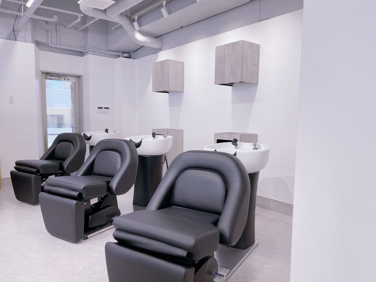 【柏駅】≪完全週休2日制≫≪スタイリスト平均月収42万円≫≪社会保険完備≫≪高単価サロン≫働きやすさとやりがいが、しっかり給与に反映される高待遇サロン「sii. 柏（シーカシワ）」からスタイリスト（美容師）の求人★☆