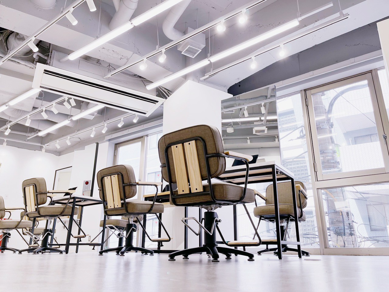 【柏駅】≪完全週休2日制≫≪スタイリスト平均月収42万円≫≪社会保険完備≫≪高単価サロン≫働きやすさとやりがいが、しっかり給与に反映される高待遇サロン「sii. 柏（シーカシワ）」からスタイリスト（美容師）の求人★☆