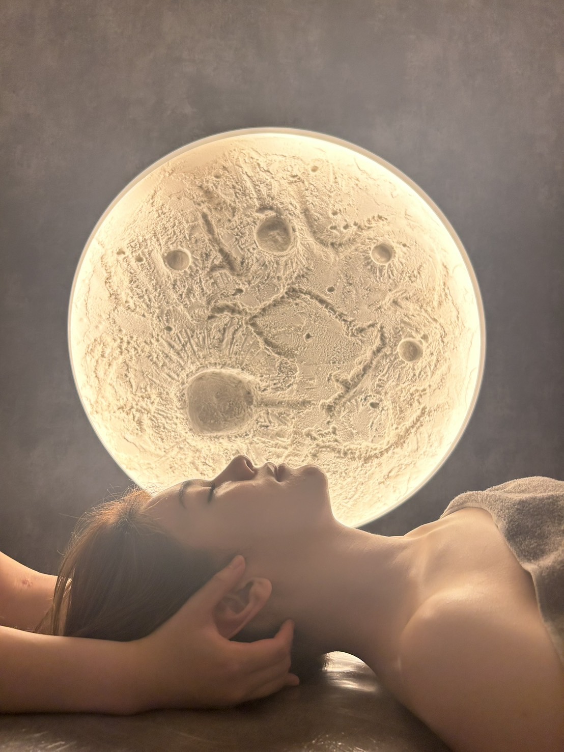 【南堀江】オールハンドの全身ボディケアサロン！≪エステ施術orスクール経験ある方≫≪月8,9日休み≫≪個室スペースでの施術≫≪社会保険完備≫流行りのウィンバックが人気のサロン！エステを超えたウェルネスケアを。お客様の日々の疲れを癒し、やりがいを感じられる環境です！「REMOON.（リムーン）」からエステティシャンの求人☆☆