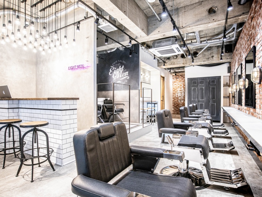 【博多駅】 ◆フリー40〜50％／指名47〜65％還元◆保障給あり◆20時までの勤務OK◆抜群の集客で月収50万円以上稼ぐスタッフさんが多数活躍中！トレンドとカッコ良さを落とし込んだヘアを創り上げる「EIGHT MEN 博多店（エイトメンハカタテン）」からスタイリスト（美容師）の求人★☆