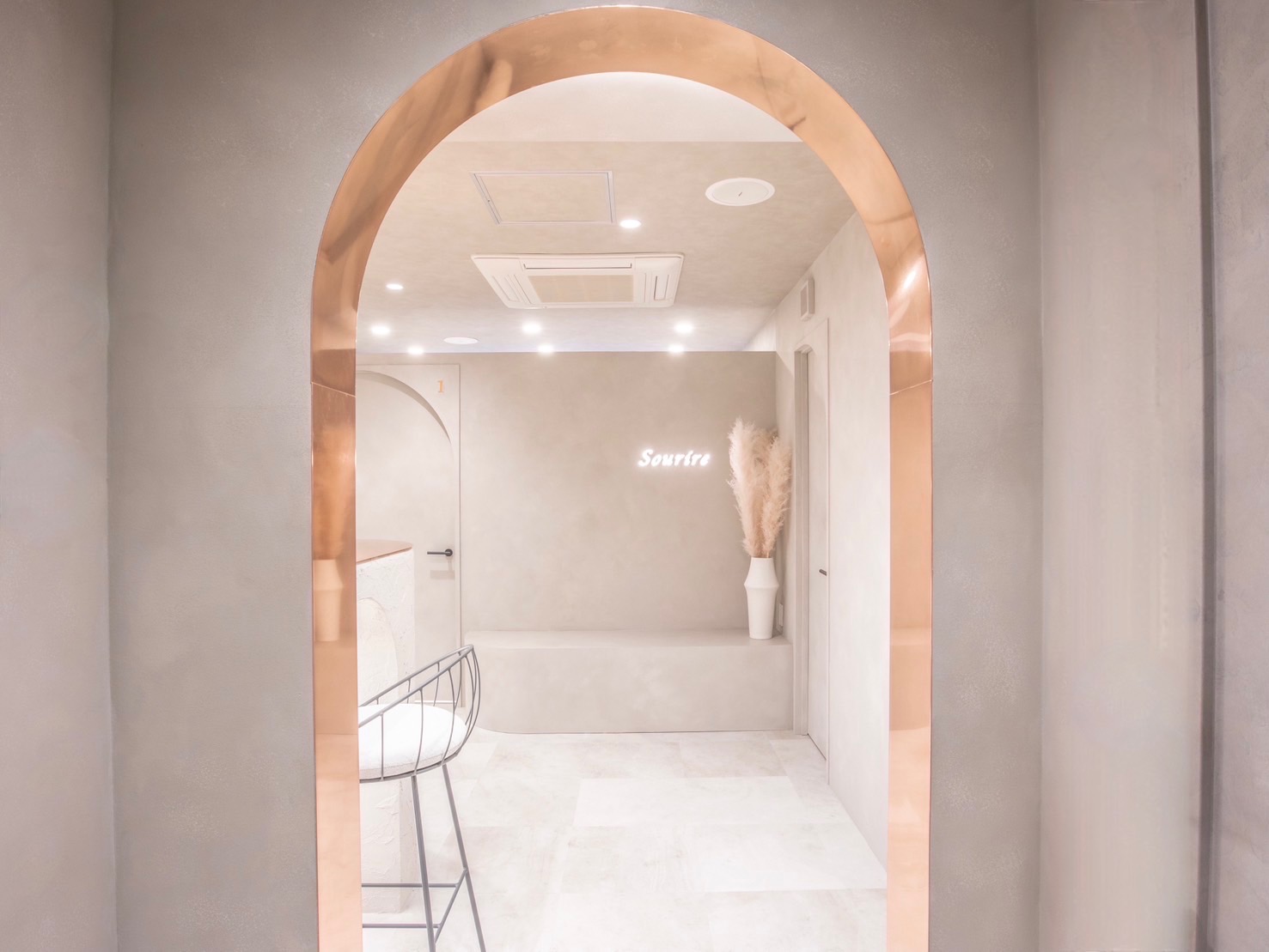 【渋谷駅】≪髪色ネイル自由≫≪週1日～OK≫≪制服支給あり≫≪社会保険完備≫プライベートな個室空間で、お客様に笑顔で帰ってもらえるようなサロン作りをしています！高歩合率のため収入面も安心です！都度払い脱毛とハーブピーリングに特化したサロン「Sourire 渋谷店（スリールシブヤテン）」からエステティシャンの求人☆☆