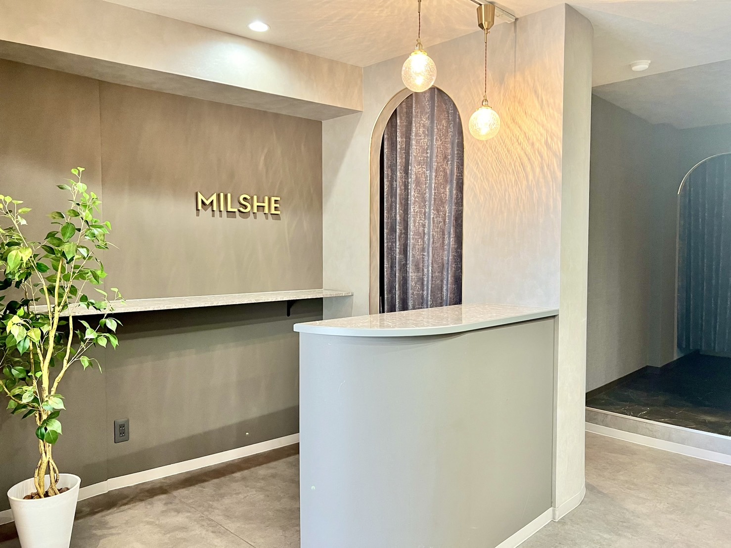 【岡町】≪完全週休2日制／有給休暇あり／土日休みOK／社会保険完備／実働8時間で18時半には退勤可能≫ショート、脱白髪染めが大人女性から大人気！プライベートを大事に働きやすい環境の完全マンツーマンサロン「MILSHE（ミルシェ）」からスタイリスト（美容師）の求人☆★☆