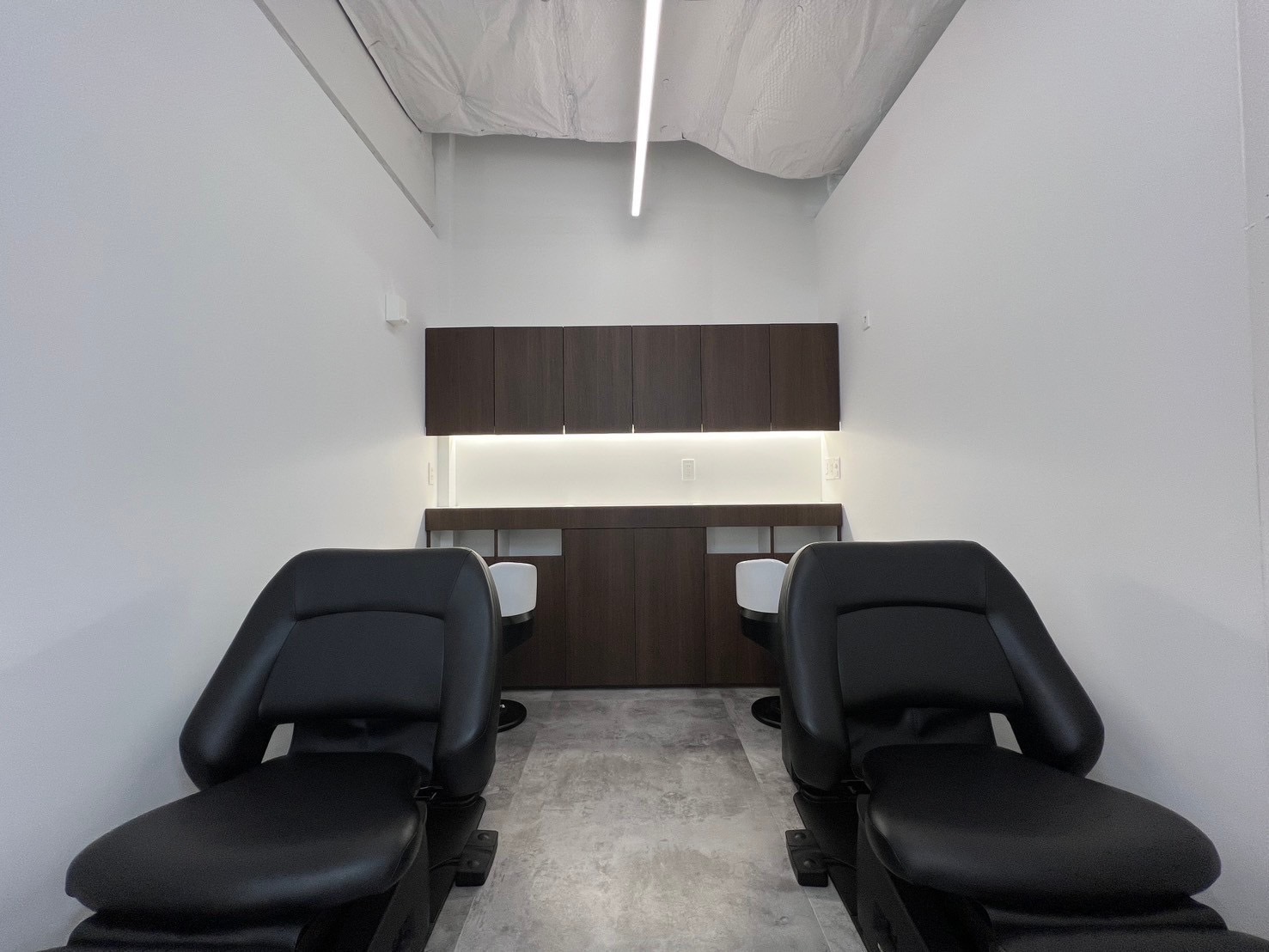 【表参道】≪社会保険完備≫≪高単価サロン≫≪店販賞与あり≫小顔に見せる似合わせカットやこだわりのトリートメントを使用した髪質改善に定評あり！確実なスキルアップを目指すことができます！「FEAT.（フィート）」からアシスタント（美容師）の求人☆★