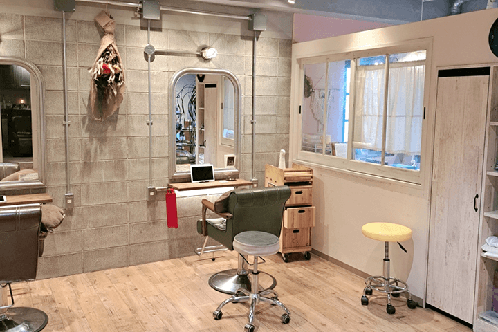 【金沢文庫】≪自由出勤制≫≪保障給あり≫≪店販手当あり≫革新的な白髪染め技術でお客様のお悩みに寄り添うサロン！その他デザインカラーや髪質改善などの高い技術力で、スキルアップを目指すことのできる環境です。「at tee... 金沢文庫（アットティーカナザワブンコ）」からスタイリスト（美容師）の求人★☆